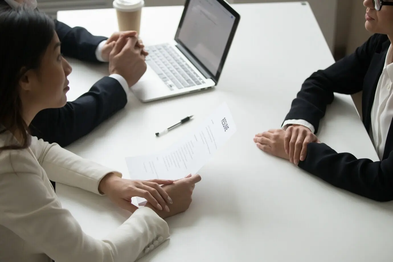 Менеджеры по персоналу проводят собеседование с соискателем.